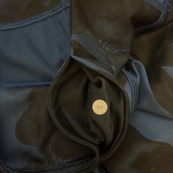 Lululemon cropped legging blue and black size 2 - Picture 2 of 3